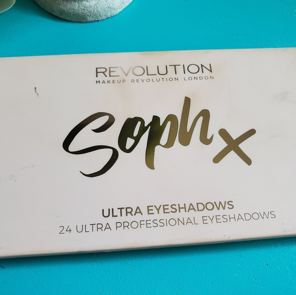 Soph x Makeup Revolution eyeshadow palette - Picture 2 of 3